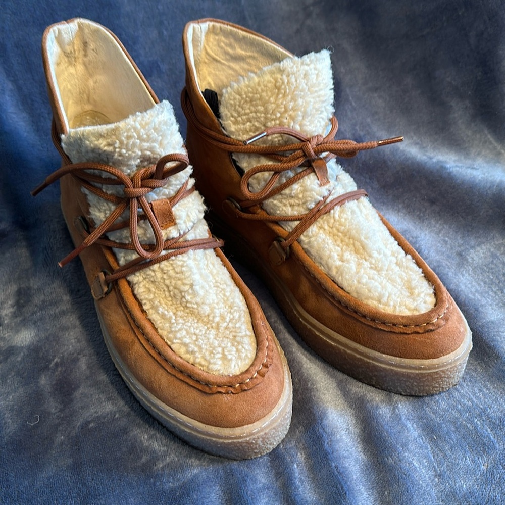 Women’s Hush Puppy lug sole short boot, size 9